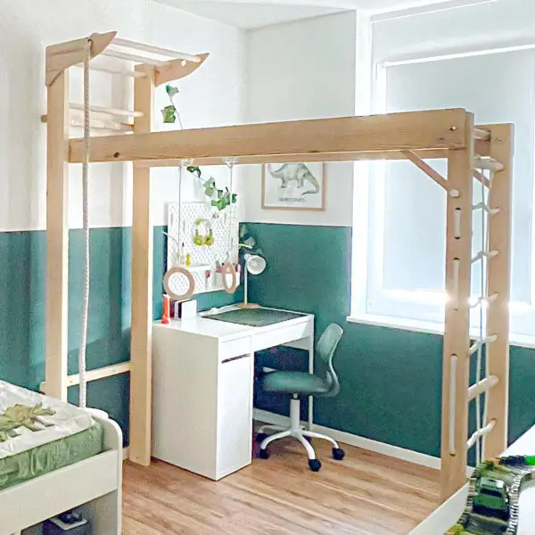 Kletterwand im Kinderzimmer in natur und in ausgeklappter Variante