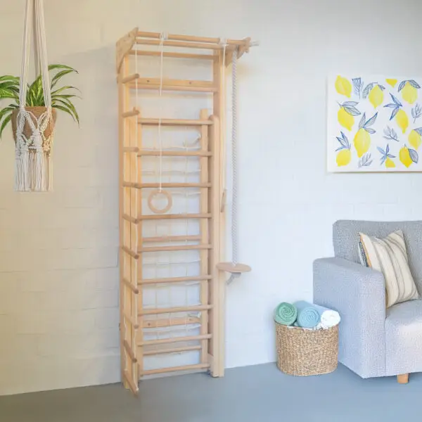 Kletterwand im Kinderzimmer in natur und in eingeklappter Variante